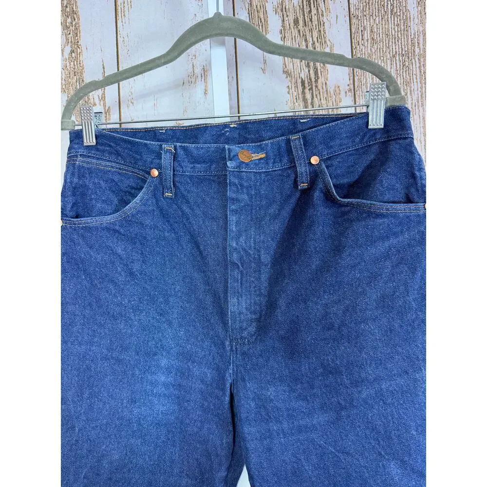 Wrangler 13MWZ Regular Fit Jeans. Size 34x38. In excellent used condition!